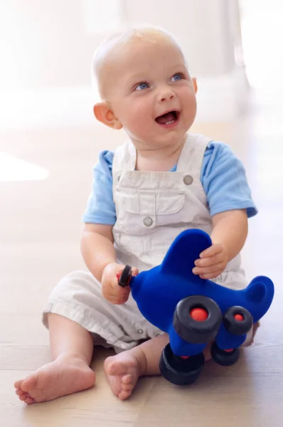 Šťastný Chlapeček Hračka Hraní Podlaze Obývacím Pokoji Pro Zábavu Dětství — Stock fotografie