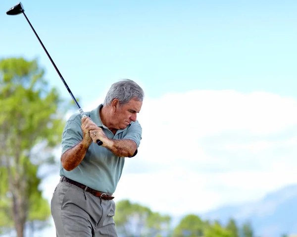 Swing Yaşlı Adam Golfçü Emeklilik Kursunda Golf Antrenman Felç Egzersizi — Stok fotoğraf