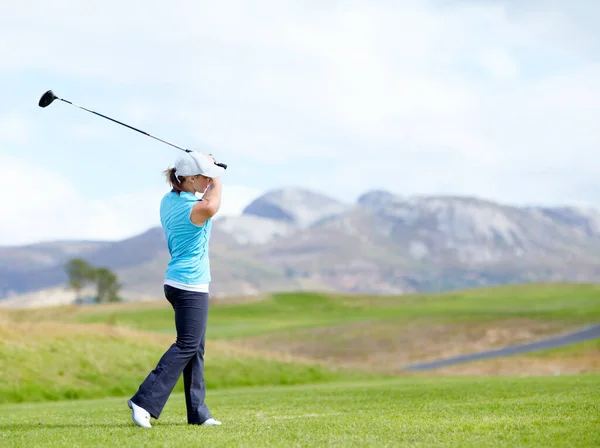 Sürücü Kız Golfçü Fitness Egzersiz Yeşil Sahada Salıncakla Golf Oynuyor — Stok fotoğraf