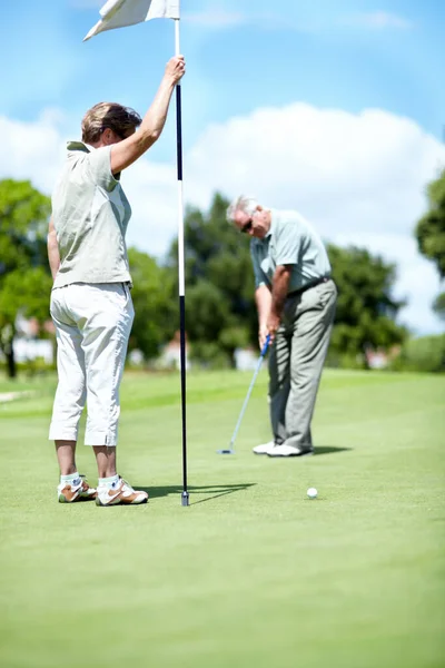 Mulher Com Bandeira Homem Velho Golfista Campo Golfe Para Passarinho — Fotografia de Stock