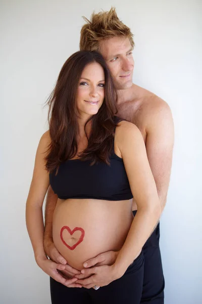 Ciąża Uścisk Portret Pary Sercem Brzuchu Dla Miłości Opieki Wsparcia — Zdjęcie stockowe