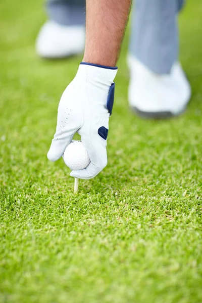 トレーニングのための手袋でゴルフを開始する準備ができて外の芝生のコース上のゴルフボール スポーツや人の手 フィットネス 保持または競技練習でフィールドにティーやピンを持つ選手のゴルファーの閉鎖 — ストック写真