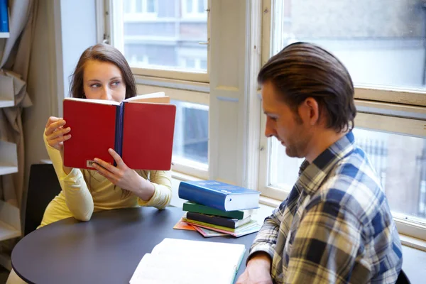 図書館で教育 夫婦で勉強し 一緒に本を学び 読んでください 情報のための大学のテーブルに座って奨学金 焦点と男性と女性 — ストック写真