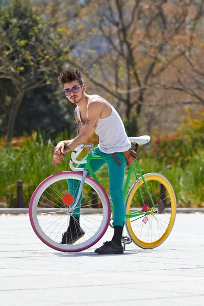 Uomo Cool Moda Ritratto Con Bicicletta Città All Aperto Sole — Foto Stock