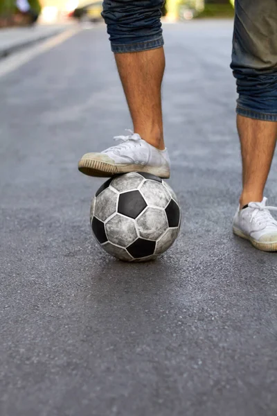 準備ができて サッカーのための人の通りや足 スポーツのためのゲームやトレーニング 試合をしながら道路でスポーツ 都市フィットネスのためのサッカーを持つ男の街 スニーカーや足 — ストック写真