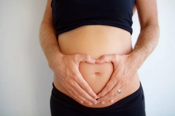 Primer Plano Embarazada Mujer Con Las Manos Del Corazón Estómago — Foto de Stock