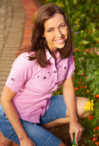 Femme Dans Jardin Sourire Dans Portrait Jardinage Nature Plante Avec — Photo