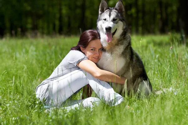 Γυναίκα Husky Και Χαμόγελο Πορτρέτο Τομέα Πάρκο Αγκαλιά Την Αγάπη — Φωτογραφία Αρχείου