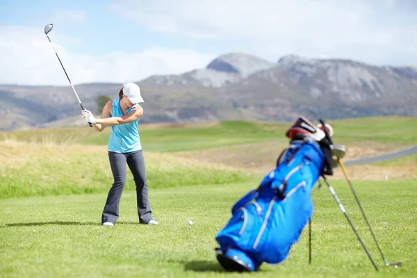 Sürücü Kadın Golfçü Spor Yapmak Için Golf Oynuyor Yeşil Sahada — Stok fotoğraf