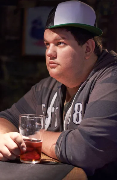 Düşünmek Bira Içki Içmek Için Barda Bir Adamla Içki Içmek — Stok fotoğraf