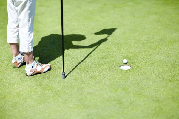 Bayrak Ayakkabı Spor Için Golf Oynayan Yeşil Sahada Top Gölgesiyle — Stok fotoğraf