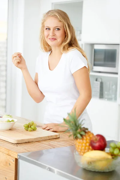 Φρούτα Τρώει Σταφύλια Γυναίκα Σκέφτεται Ένα Σνακ Πρωινό Γεύμα Υγιεινή — Φωτογραφία Αρχείου