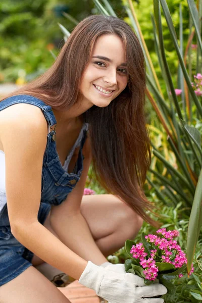 Молода Жінка Саду Садівництві Природі Квітами Посміхається Портреті Весняним Часом — стокове фото