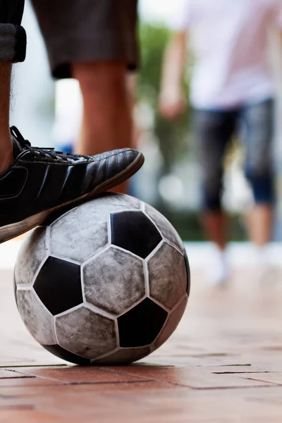 サッカー ゲーム アスリートのためのトレーニングのための人のスポーツ 通りや足 試合をしながら道路でスポーツ 都市フィットネスのためのサッカーを持つ男の街 スニーカーや足 — ストック写真