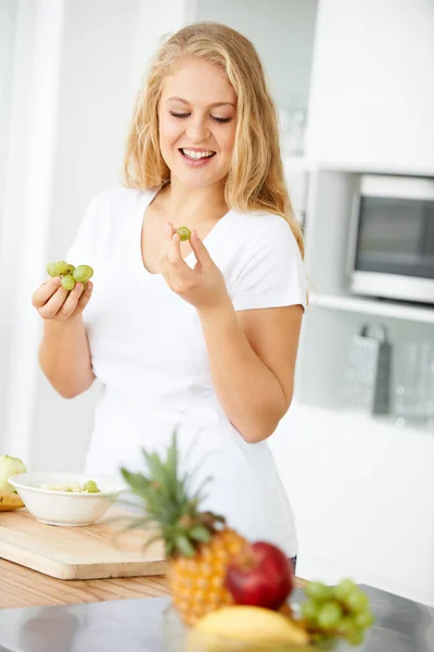Φρούτα Τρώει Σταφύλια Ευτυχισμένη Γυναίκα Υγιεινό Πρωινό Γεύμα Γεύμα Γεύμα — Φωτογραφία Αρχείου