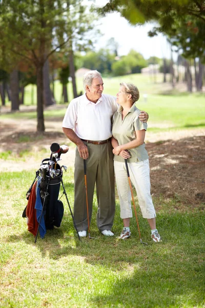 Szczęśliwa Para Miłość Lub Golfiści Polu Fitness Ćwiczenia Lub Okrągły — Zdjęcie stockowe