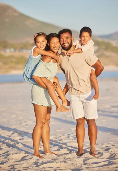 Madre Padre Retrato Niños Felices Playa Para Viajar Con Una —  Fotos de Stock