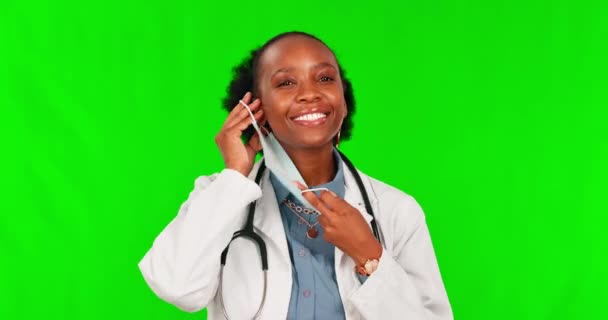 治療のためのスタジオで緑の画面の背景に親指 マスク 医師の黒人女性 動機のためのChromakeyモックアップの女性医学の専門家とのCovid 笑顔や歩行 — ストック動画