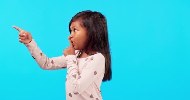 手势和孩子指着蓝色背景表示危险 注意或警觉 秘密和一个小女孩带着手指和沉默出现在一个模拟工作室的背景下 — 图库视频影像