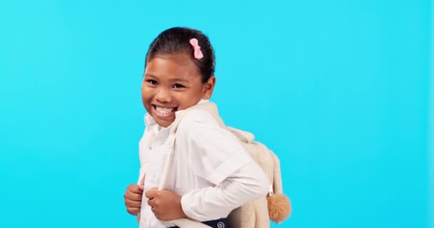 Gülümse Yüz Kız Çocuğu Okula Dönmek Için Sırt Çantasıyla Stüdyoda — Stok video