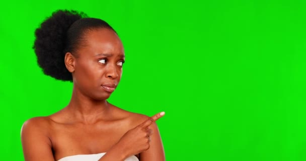 緑の画面黒の女性は 美しさの顔と間違った化粧品製品を指して メイクの意見の相違や無意見 クロマキーの肖像画 スキンケアの商業と人はスタジオの背景に指を振る — ストック動画