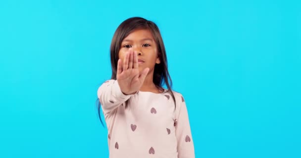 Ragazza Bambina Mano Stop Studio Faccia Firma Voto Voce Potere — Video Stock