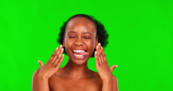 Зеленое Экранное Лицо Красавицы Вытянутый Язык Смеющаяся Чернокожая Женщина Смешным — стоковое видео