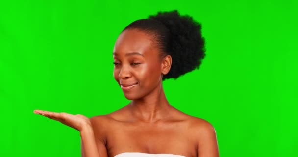 緑の画面のメイク 幸せな顔と黒の女性の比較 自己ケアの決定や財団のスケールバランス クロマキーポートレート コラーゲン選択モックアップと人の手のひらジェスチャー上のスタジオ背景 — ストック動画