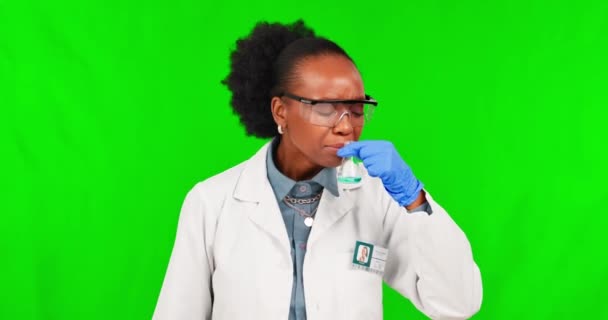 Χημική Πράσινη Οθόνη Και Γυναίκα Επιστήμονας Ένα Στούντιο Μυρίζοντας Ένα — Αρχείο Βίντεο