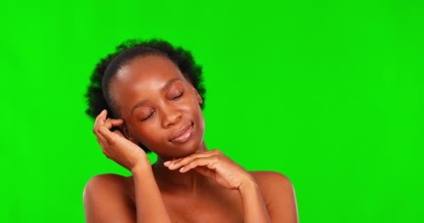 スタジオの背景に顔のスキンケアのための緑の画面上の黒い女性 顔と自然の美しさ 幸せなアフリカの女性皮膚科で滑らかで 輝きや輝きのための笑顔で肌に触れる人 — ストック動画
