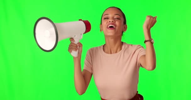 Megafoon Aankondiging Vrouw Groen Scherm Voor Uitzending Met Wow Enthousiast — Stockvideo