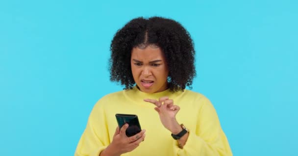 Женщина Зеленый Экран Телефона Сердитый Студии Ошибкой 404 Глюк Макет — стоковое видео