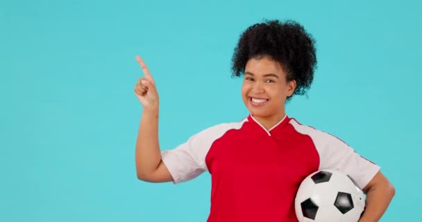 スタジオでのリストやスポーツ情報のためのサッカー 女性の肖像画や手のポイント 青の背景 女性アスリートと広告の決定のための笑顔とトレーニングと運動の選択のためのプロモーション — ストック動画