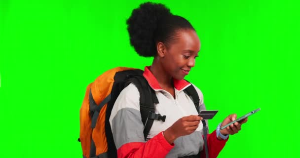 黑人妇女 信用卡和智能手机与旅行和绿色屏幕 折扣的旅行和金融技术 模拟空间 银行应用软件和电子商务 女性背包客和网上购物的成功 — 图库视频影像