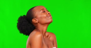 Yeşil ekran yüz, güzellik ve mutlu siyah kadın kozmetik tedavisinin, sağlığın ya da spa rutininin yumuşak cilt sonuçlarını hissediyor. Krom anahtar portre, Afrikalı cilt bakımı ve stüdyo arka planında insan gülümsemesi..