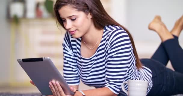 微笑和平板与女人的脸在客厅地板上的技术 互联网和搜索 App Website Online Girl Home Reading News Communication — 图库视频影像