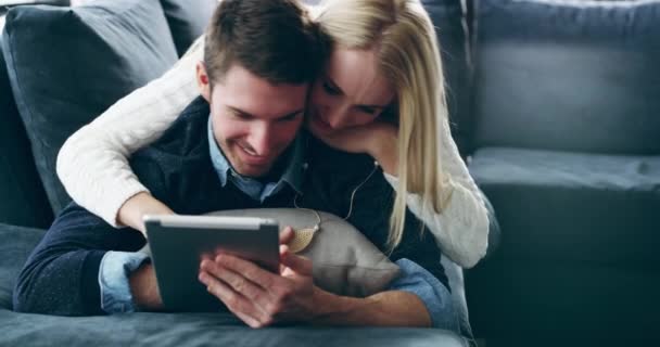 Amor Abraço Casal Tablet Casa Sala Estar Para Compras Line — Vídeo de Stock