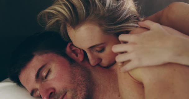 Paar Küssen Und Intimität Heimischen Schlafzimmer Während Erotisch Und Sexuell — Stockvideo