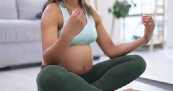 怀孕和妇女与冥想 瑜伽和健身 普拉提训练和锻炼 有锻炼目标的女性或女孩 怀孕或患脉轮 平静或安宁 — 图库视频影像