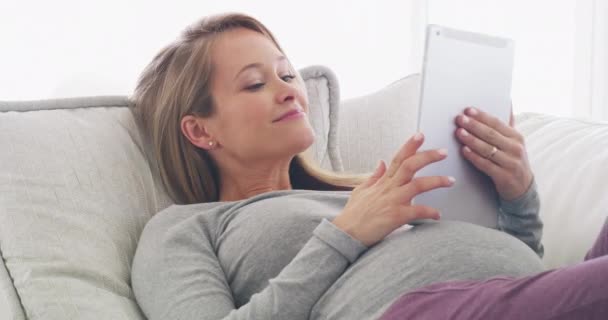 Χαλαρώστε Έγκυος Γυναίκα Καναπέ Στο Tablet Στο Σαλόνι Στο Σπίτι — Αρχείο Βίντεο