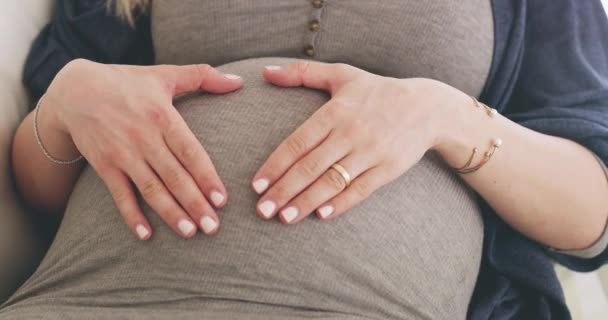 胃的孕妇躺在沙发上为健康 为人母 在客厅里做母亲的腹部姿势 以求得健康 放松和怀孕 — 图库视频影像