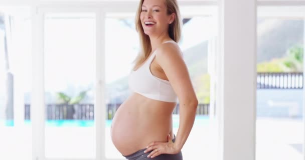 Fitness Hart Glimlach Met Maag Van Een Zwangere Vrouw Voor — Stockvideo