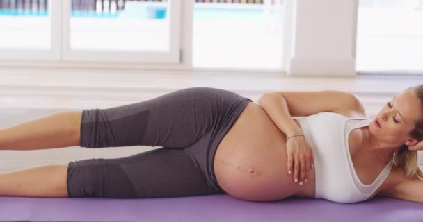 Fitness Pilates Ademhaling Met Zwangere Vrouw Yoga Mat Voor Training — Stockvideo