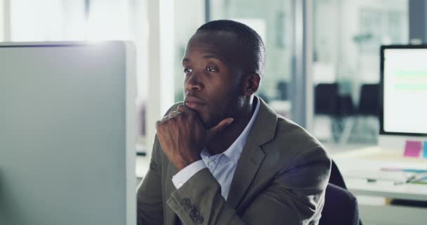 Pensar Hombre Serio Negro Ordenador Para Estrategia Empresa Leer Noticias — Vídeos de Stock