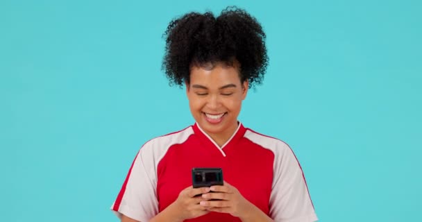 Teléfono Fútbol Sonrisa Con Mujer Estudio Para Comunicación Redes Sociales — Vídeos de Stock