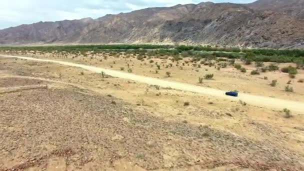 Podróż Dron Góry Ciężarówką Brudnej Drodze Pustyni Dla Wolności Transportu — Wideo stockowe