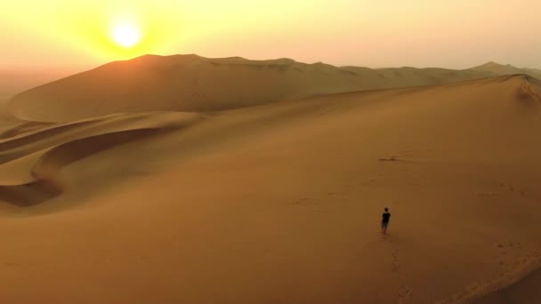 Pensare Drone Passi Con Uomo Nel Deserto Escursioni Avventura Libertà — Video Stock