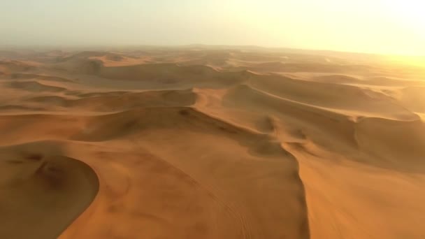 日没のためのナミビアの砂の風景 ドローンや砂漠 乾燥した土地の自然の美しさ 地平線やアフリカの干ばつ 夏の日の朝の日の出の丘 大地や自由の冒険 荒地や地形 — ストック動画