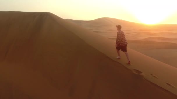 Drone Homme Voyage Sur Désert Sable Namibie Pour Coucher Soleil — Video