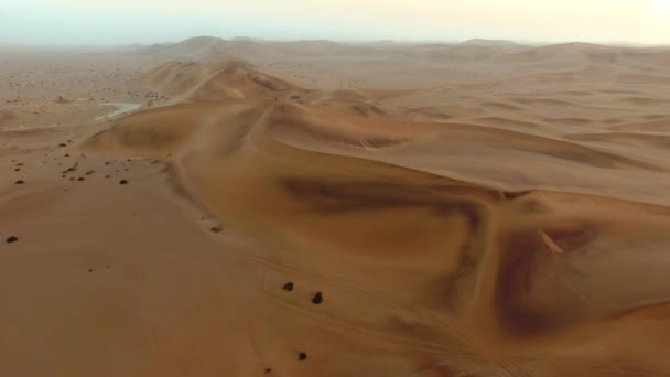 无人机 沙漠或沙滩景观空中景观在纳米比亚日落 自然美景在旱地 地平线或非洲撒哈拉沙漠 在荒原上的山丘 大地或自由探险 或在狩猎夏季的晨曦中 — 图库视频影像